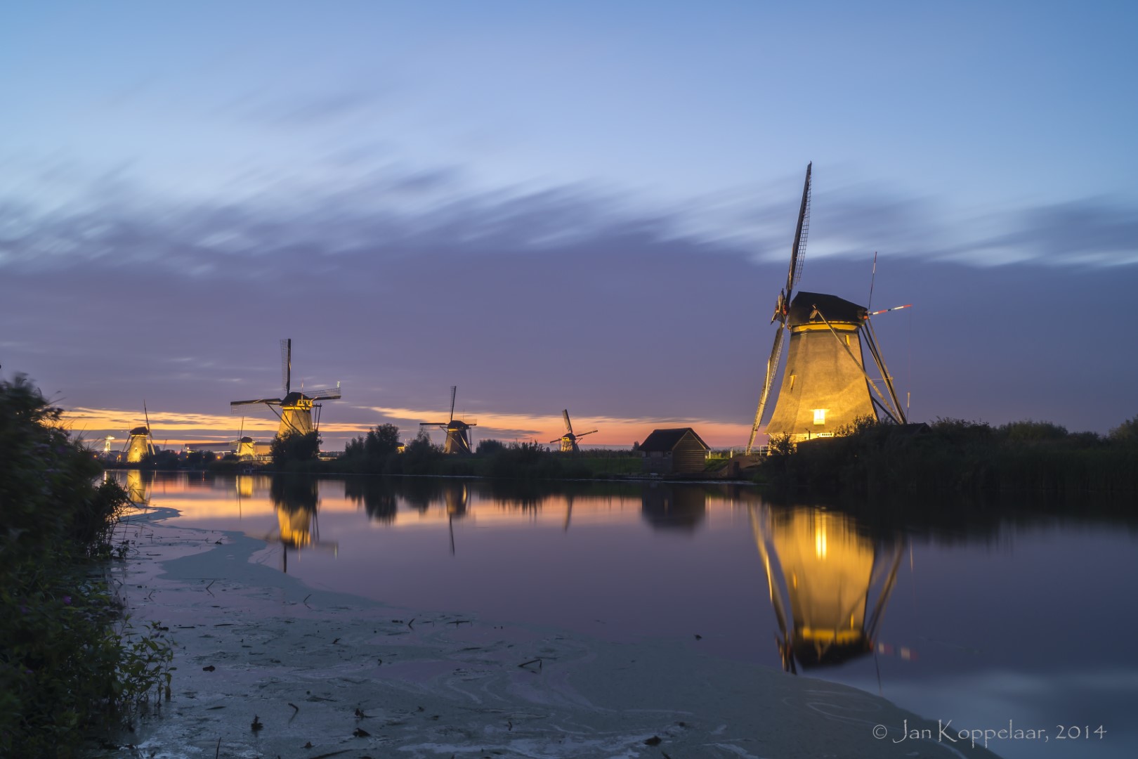 Deze foto is gemaakt tijdens de verlichtingsweek van Unesco Werelderfgoed de Kinderdijkse molens. De zon was net mooi onder gegaan en de verlichting van de molens werden aangezet.