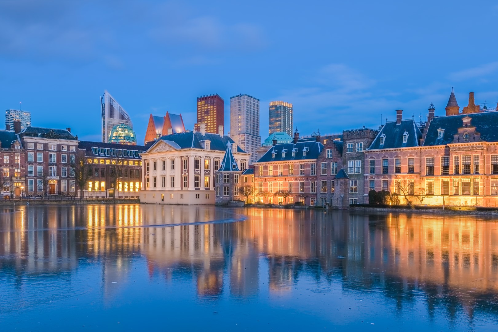 De hofvijver met uitzicht op het Binnenhof in Den Haag (Zuid-Holland, Nederland). Vanuit hier wordt Nederland bestuurd. Iedere avond wordt het regeringsgebouw verlicht. Deze locatie stond al langer op het lijstje, van de week kwam het er van!
