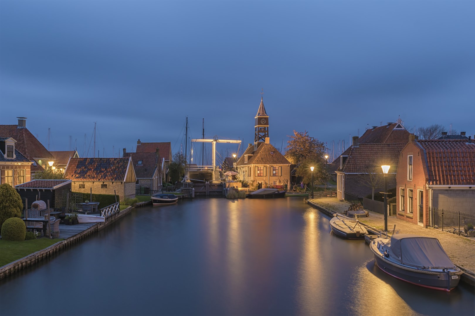 De Sluis van Hindeloopen (Friesland, Nederland) tijdens de avond. Een mooi stukje van dit even zo fraaie stadje. Alles ademt nostalgie.