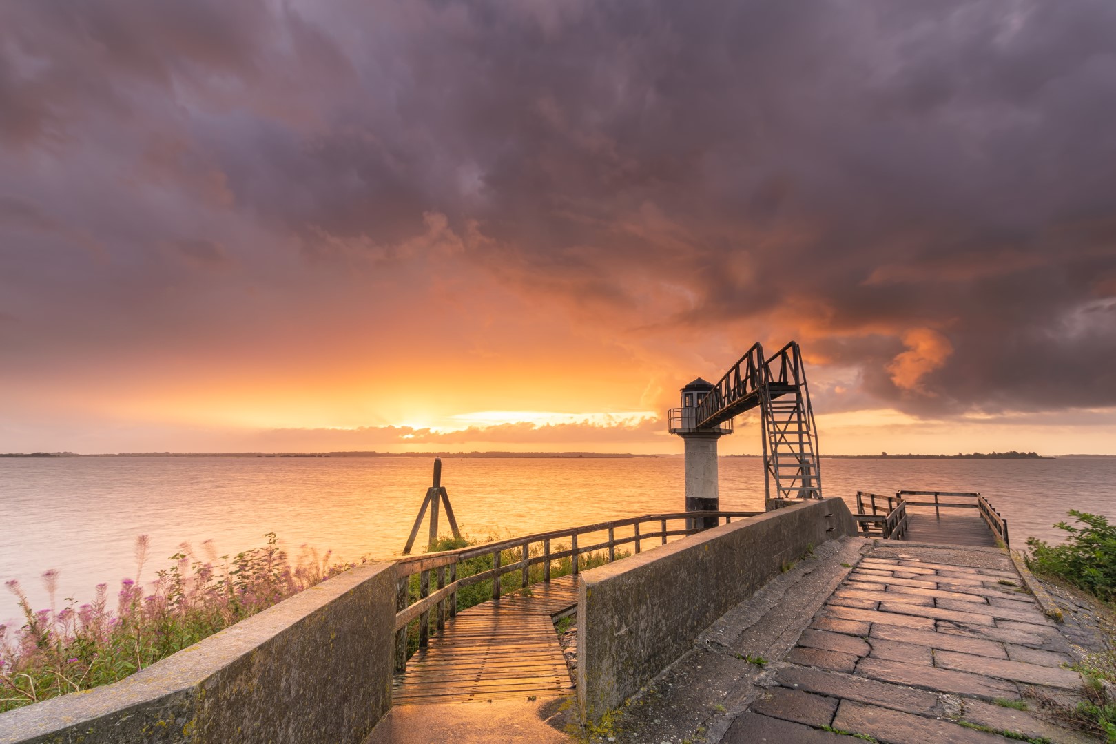 Vuurtoren Oostmahorn (Friesland, Nederland) stond al langer op mijn lijstje om te fotograferen. Deze vakanie kwam het ervan. Om 3.15 uur je bed uit, 1.30 uur rijden en dan zo beloond worden... ik heb genoten (ondanks een stevige regenbui)! Een mooie plek voor landschapsfotografie. Met deze compositie heb ik gekozen voor een niet gebruikelijke compositie van deze plek, wat voor mij een uniek beeld is geworden.