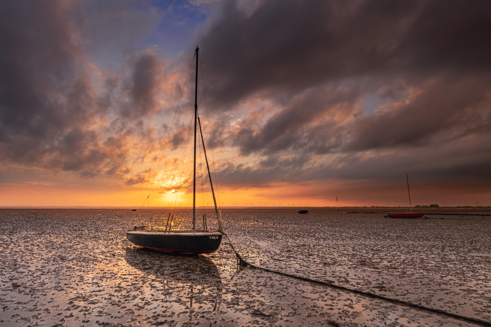 'Waiting for water' is gefotografeerd aan de Oosterschelde nabij Krabbendijke (Zeeland, Nederland). Genoten van een schitterende zonsopkomst vlak voor een grote bui met regen, hagel en onweer. Door het lage water zijn deze zeilboten droog komen te liggen. Een schitterend stuk landschap om te fotograferen