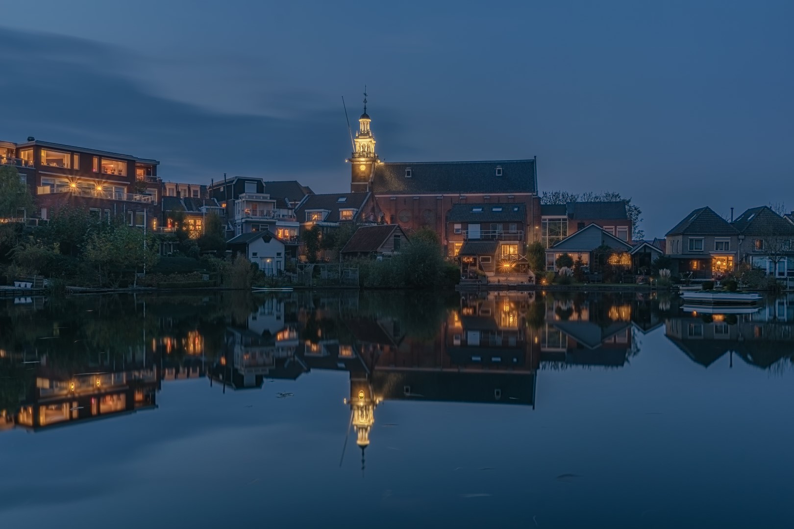 De Wiel in Hardinxveld-Giessendam (Zuid-Holland, Nederland). Al enige tijd stond deze locatie op mijn 'wistlist'. Deze avond kwam het ervan. Diverse lichten werden ontstoken, waardoor de sfeer erg mooi werd. Zeker door een mooie weerspiegeling. Even heerlijk bezig geweest met nachtfotografie