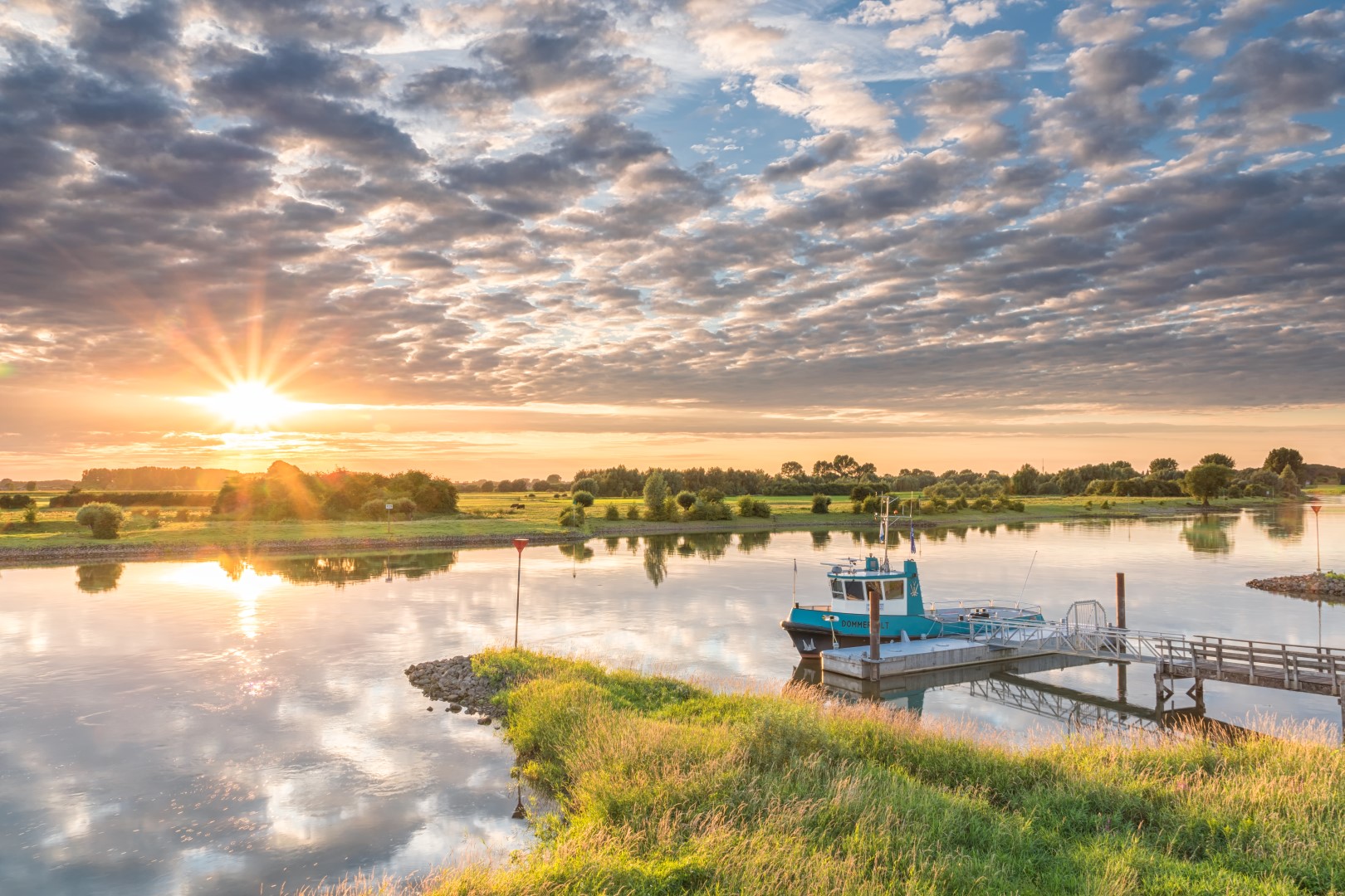 Een unieke view over rivier De IJssel nabij Gorssel (Overijssel, Nederland). Door een kunstwerk kon vanaf grotere hoogte gefotografeerd worden. Een unieke kijk op de veerpont van Gorssel. De weersomstandigheden maakten het helemaal bijzonder! Wat heb ik genoten van het landschap en het licht!