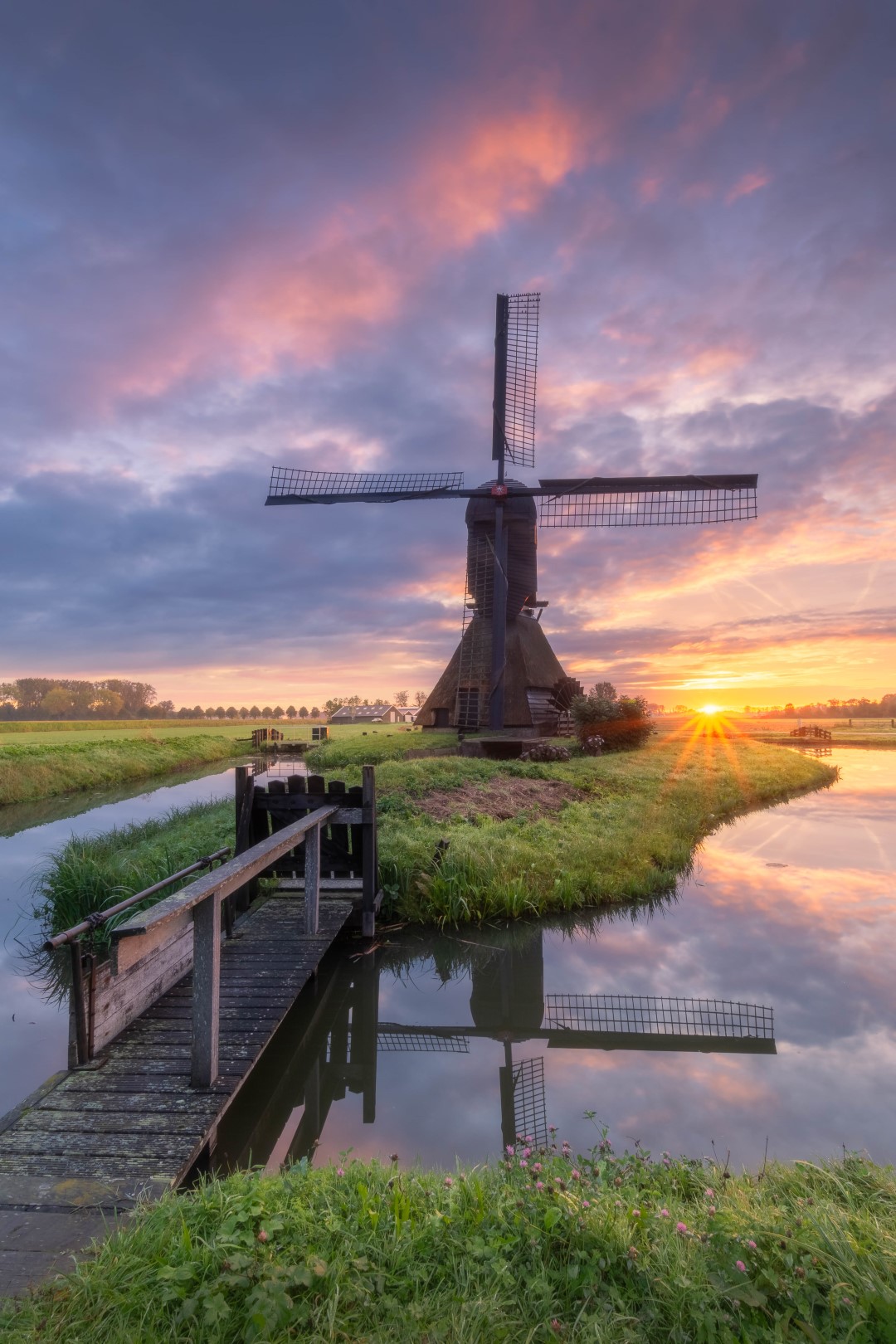 During sunrise Deze foto is gemaakt bij de Noordveldse molen nabij Dussen (noord-Brabant, Nederland). Deze morgen verwachtte ik een mooie zonsopkomst. Daarbij werd ook mist opgegeven, maar helaas was er geen mist. Wel kwam de zon schitterend op. Een mooie plek om te fotograferen.