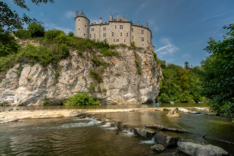 Kasteel Walzin aan rivier De Lesse in de Belgische deelgemeente van Dinant.