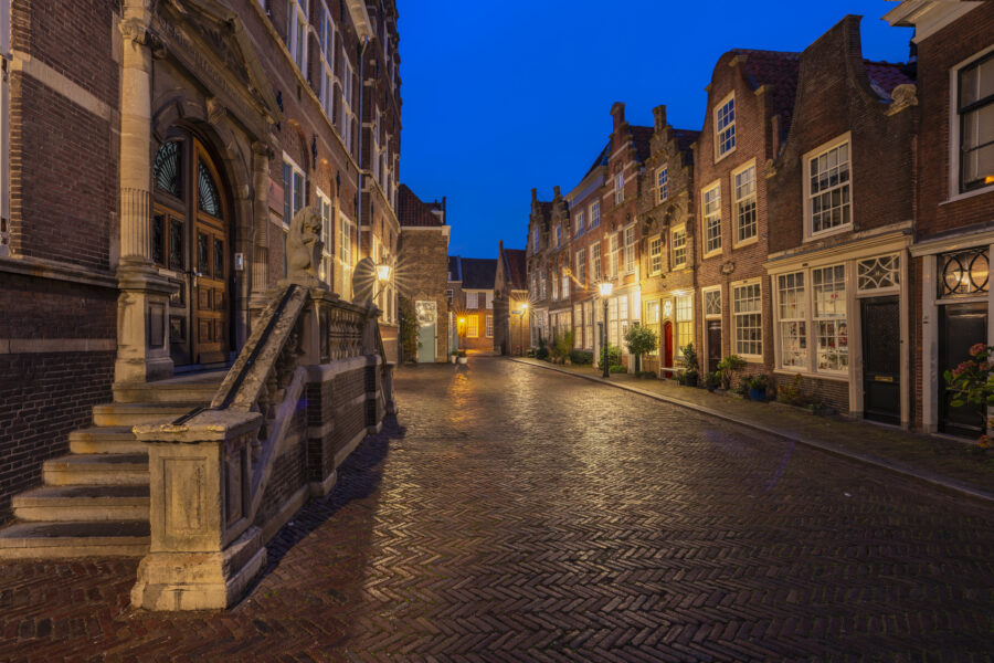 Deze foto is gemaakt in de Van Hofstraat te Dordrecht (Zuid-Holland, Nederland). Een mooi, idyllisch straatje met mooie panden. Zeker als het licht aangaat is er veel sfeer in de straat.
