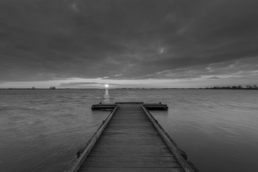 Deze foto is gemaakt bij de Reeuwijkse plassen, nabij Reeuwijk (Zuid-Holland). De zon kwam schitterend op en spreidde haar warme stralen over de koude ochtend. De donkere wolken verdwijnen, een nieuwe dag breekt aan. Een dag waarover de zon opgaat. Een nieuw begin...