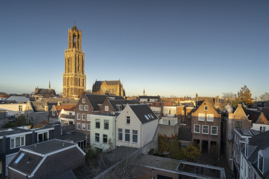 De Domtoren in Utrecht, gefotografeerd tijdens tijdens het gouden uurtje. De toren steekt fier boven de stad uit en laat om het kwartier zijn klokkengeluid horen. Het laatste zonlicht valt over de stad... Nog even en dan is het donker