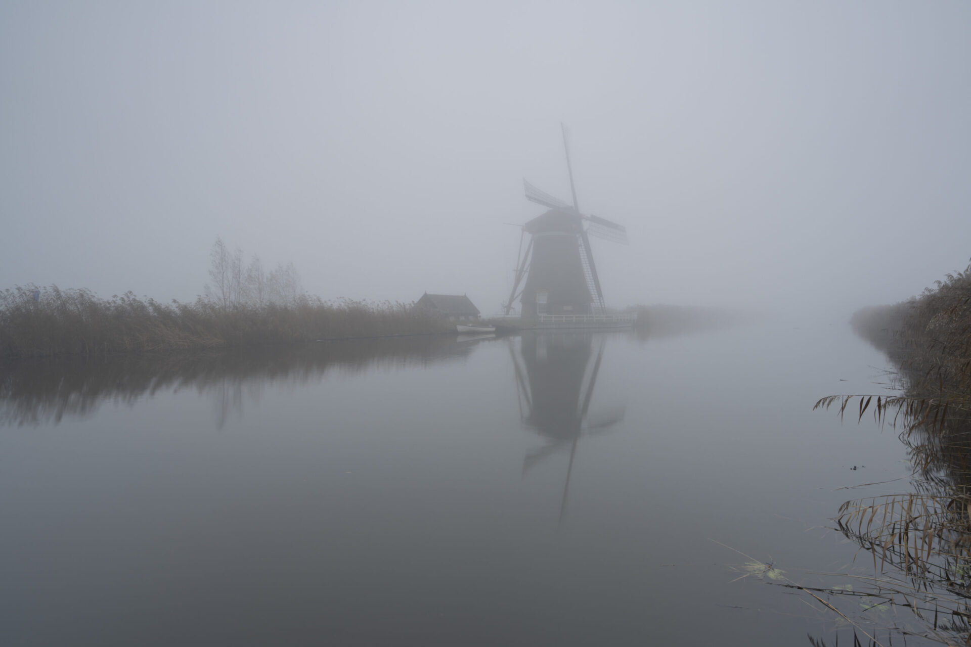 Deze foto is gemaakt aan het strand van Rockanje (Zuid-Holland, Nederland). Heel de dag was het grijs weer, maar 's middags vertoonde het wolkendek opeens gaten. En daarom maar naar deze plek gereden. Een schitterende zonsondergang, met een enorme gouden gloed viel me ten deel. Genoten aan dit strand!