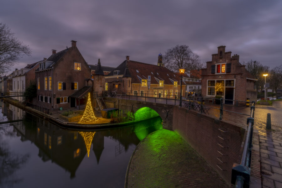 Een avondfoto in IJsselstein (Utrecht, Nederland). Rechts het kleinste restaurant van Nederland. De nacht valt, de sfeerlampen gaan aan. Een mooie sfeer in deze stad.