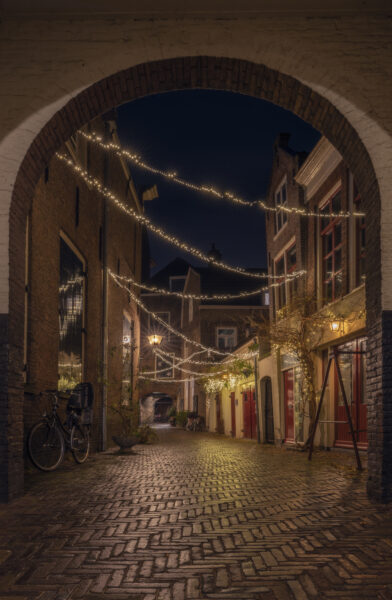 Een mooie steegje in Dordrecht. Tijdens het lopen van 'Het Dwaalspoor' ontdekte ik dit leuke steegje. Door de kerstversiering kreeg de steeg nog meer sfeer. Deze foto is opgebouwd uit een HDR van 6 foto's die elk afzonderlijk, handmatig zijn belicht.