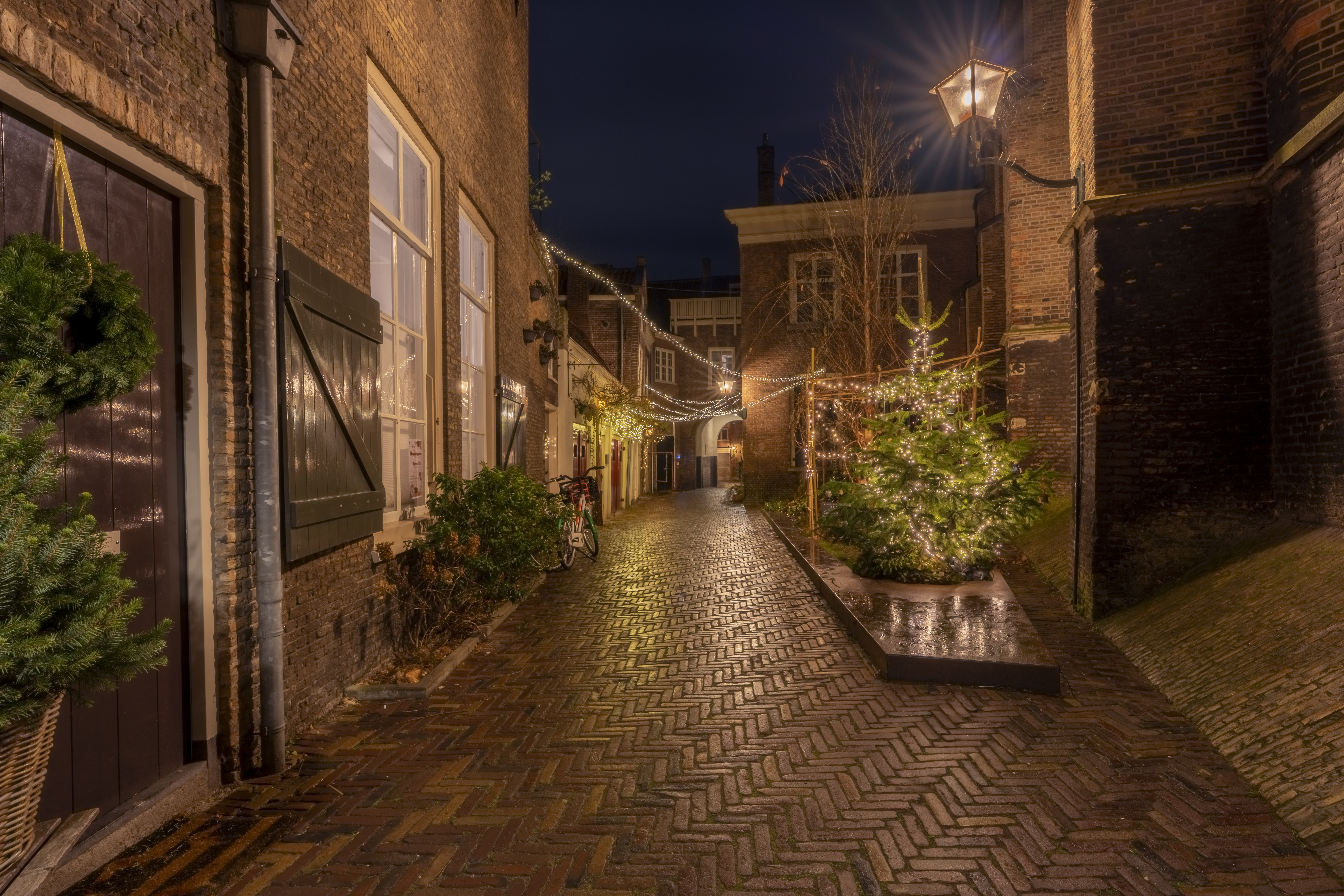 en mooie steegje in Dordrecht. Tijdens het lopen van 'Het Dwaalspoor' ontdekte ik dit leuke steegje. Door de kerstversiering kreeg de steeg nog meer sfeer. Deze foto is opgebouwd uit een HDR van 6 foto's die elk afzonderlijk, handmatig zijn belicht.