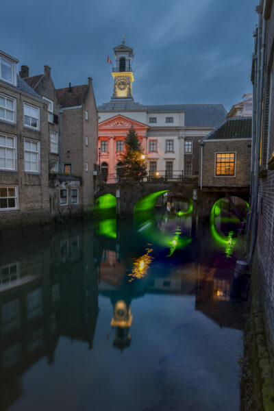 Deze foto is gemaakt in Dordrecht (Zuid-Holland, Nederland). Het Dordtse stadhuis blijft een mooi gebouw om te fotograferen. Zeker in de avond als de verlichting aangaat!