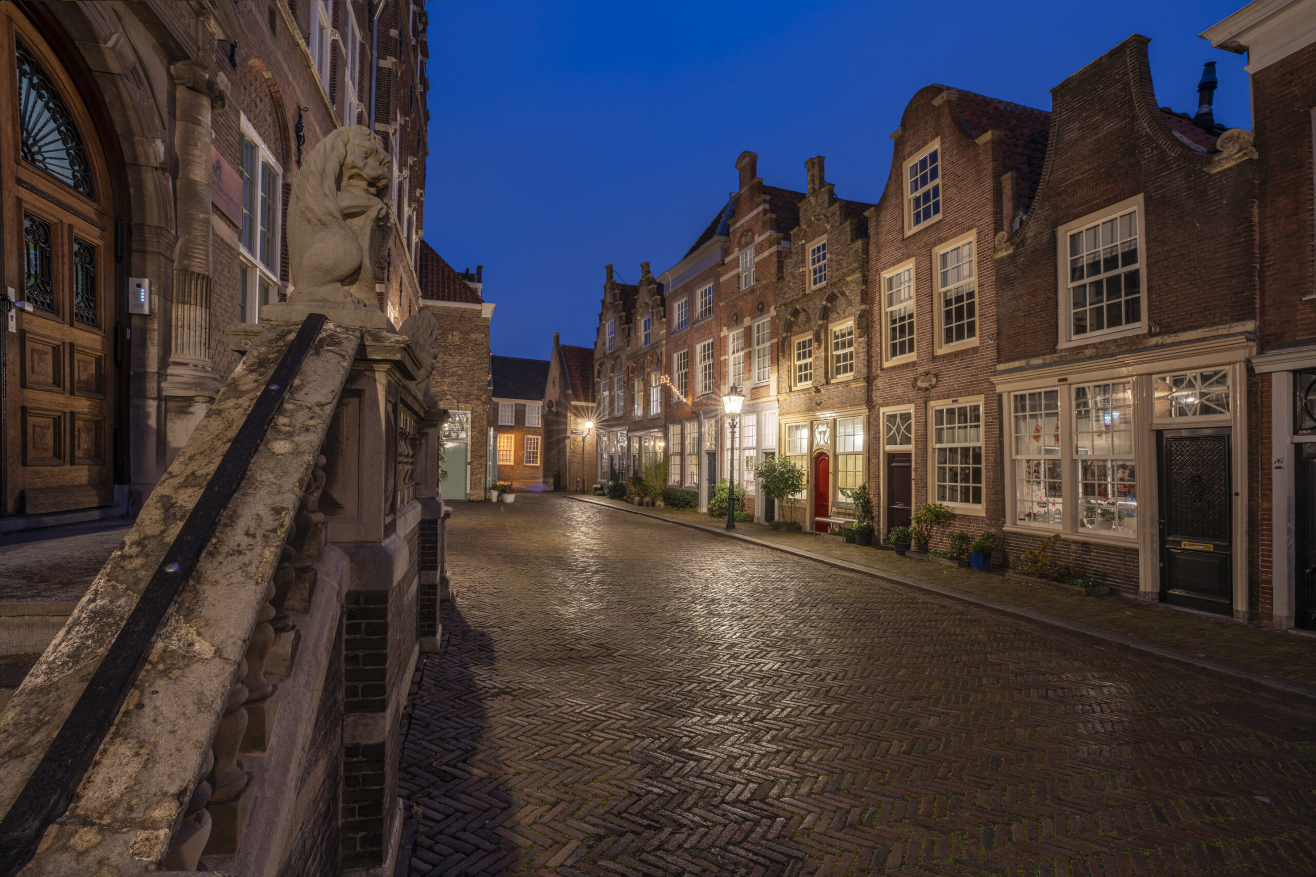 Deze foto is gemaakt in de Van Hofstraat te Dordrecht (Zuid-Holland, Nederland). Een mooi, idyllisch straatje met mooie panden. Zeker als het licht aangaat is er veel sfeer in de straat.