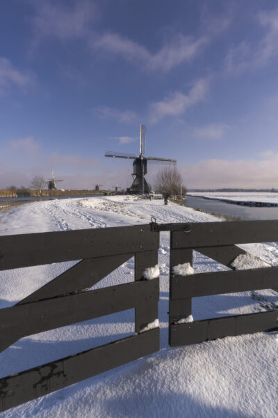 Een mooie middag op UNESCO Werelderfgoed de Kinderdijkse Molens te Kinderdijk (Zuid-Holland, Nederland). Na een fikse sneeuwbui trok de lucht open en kregen we blauwe lucht en zon. Dan ziet er alles toch vriendelijker eruit.