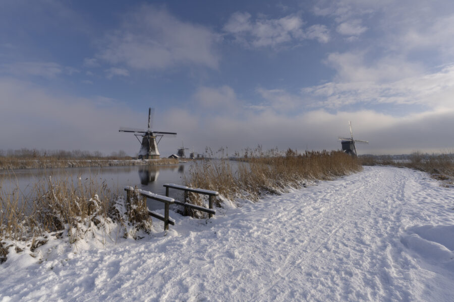Een mooie middag op UNESCO Werelderfgoed de Kinderdijkse Molens te Kinderdijk (Zuid-Holland, Nederland). Na een fikse sneeuwbui trok de lucht open en kregen we blauwe lucht en zon. Dan ziet er alles toch vriendelijker eruit.