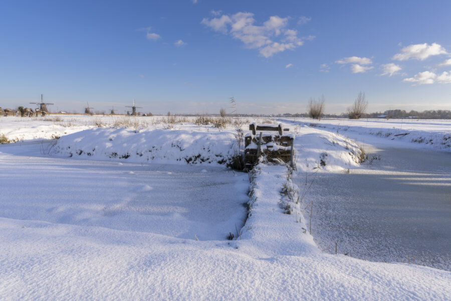 Een mooie middag op UNESCO Werelderfgoed de Kinderdijkse Molens te Kinderdijk (Zuid-Holland, Nederland). Na een fikse sneeuwbui trok de lucht open en kregen we blauwe lucht en zon. Dan ziet er alles toch vriendelijker eruit.