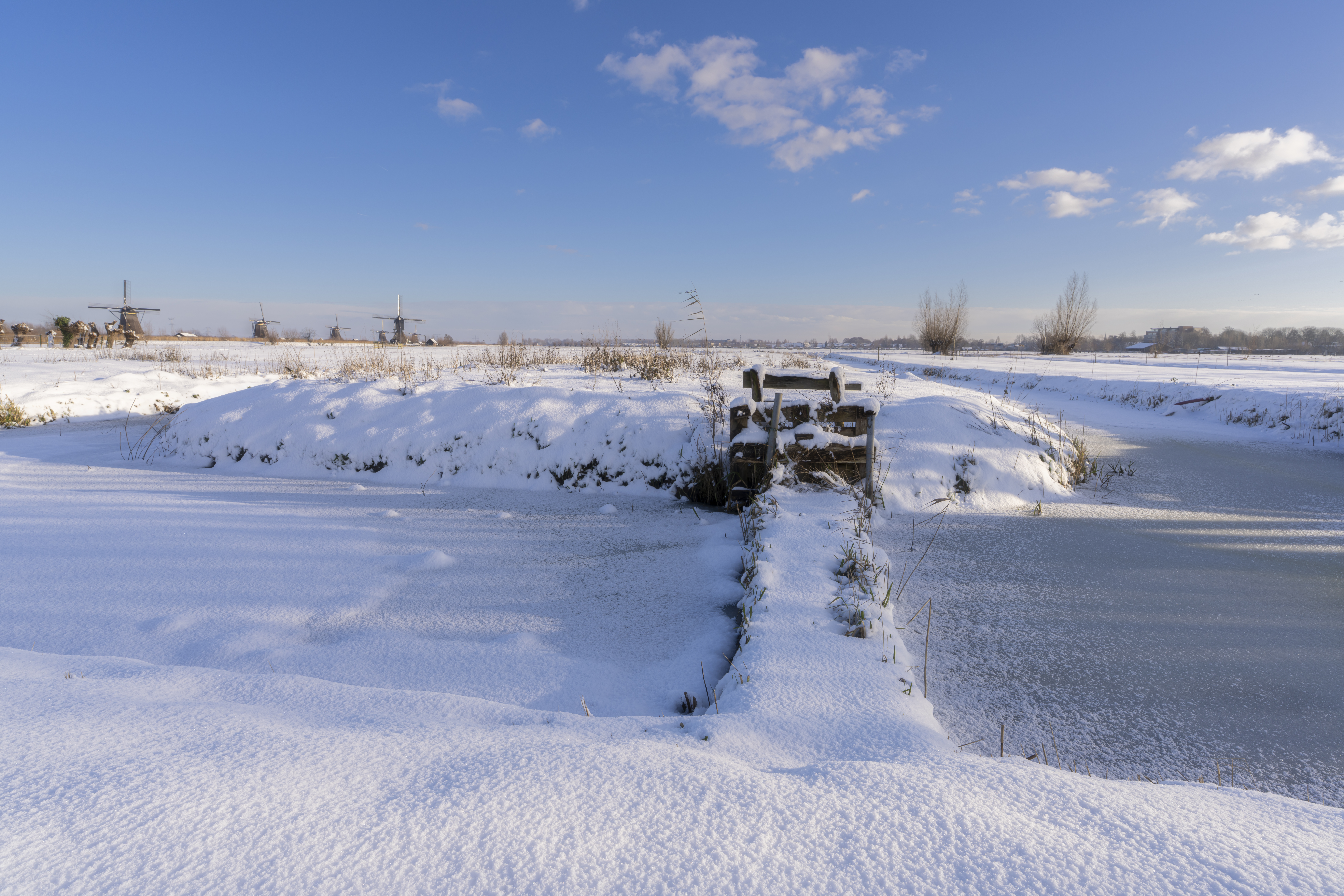 Een mooie middag op UNESCO Werelderfgoed de Kinderdijkse Molens te Kinderdijk (Zuid-Holland, Nederland). Na een fikse sneeuwbui trok de lucht open en kregen we blauwe lucht en zon. Dan ziet er alles toch vriendelijker eruit.