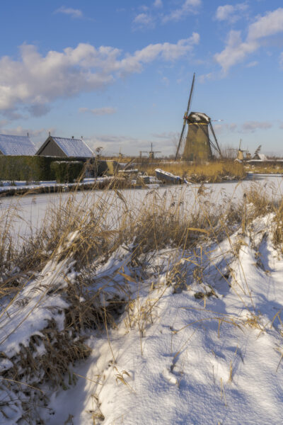 Een mooie middag op UNESCO Werelderfgoed de Kinderdijkse Molens te Kinderdijk (Zuid-Holland, Nederland). Na een fikse sneeuwbui trok de lucht open en kregen we blauwe lucht en zon. Dan ziet er alles toch vriendelijker eruit.