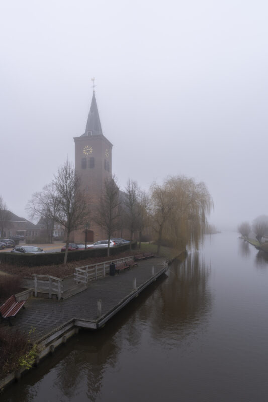 De Dorpskerk van Bleskensgraaf in mistige omstandigheden. Mooie hoe de mist ervoor zorgt dat alle nadruk op de kerk valt.
