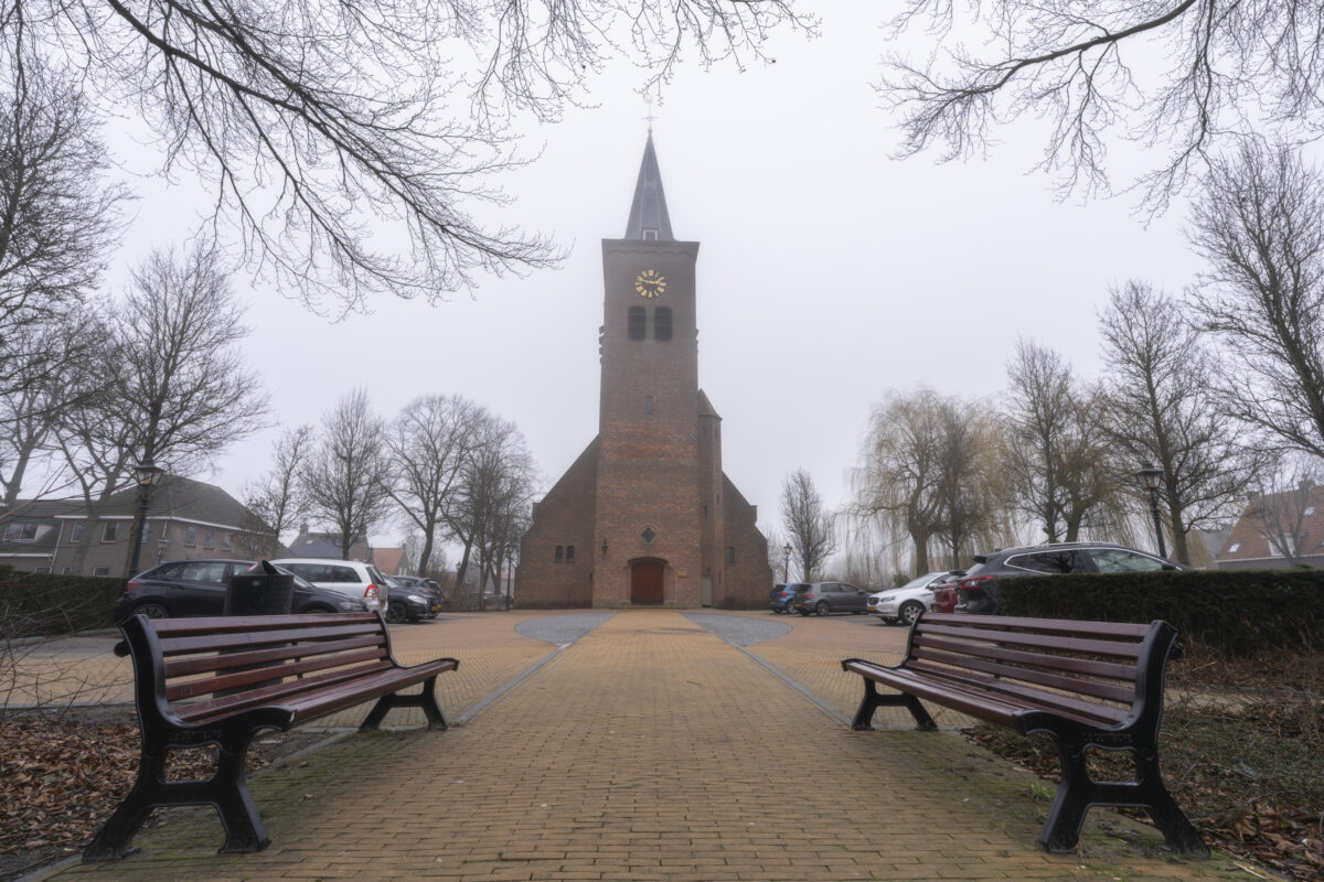 De Dorpskerk van Bleskensgraaf in mistige omstandigheden. Mooie hoe de mist ervoor zorgt dat alle nadruk op de kerk valt.