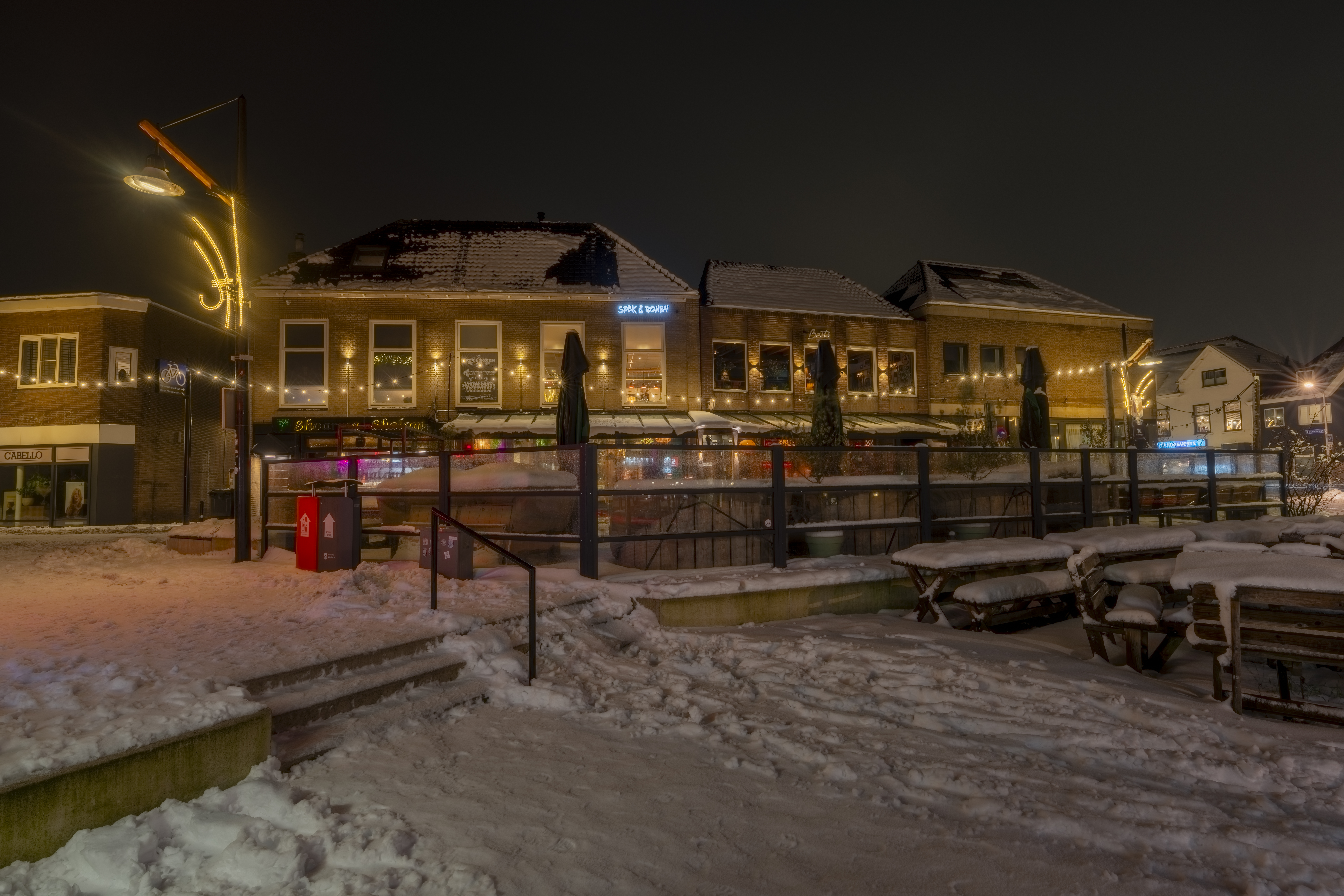 en foto van mijn woonplaats Sliedrecht, gemaakt na enkele dagen flinke sneeuwval. Kijkend op enkele restaurants van Sliedrecht.
