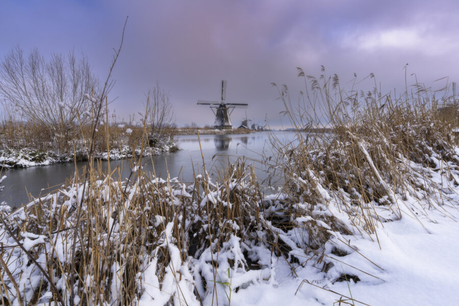 Een mooie middag op UNESCO Werelderfgoed de Kinderdijkse Molens te Kinderdijk (Zuid-Holland, Nederland). Na een fikse sneeuwbui trok de lucht open en kregen we blauwe lucht en zon. Dan ziet er alles toch vriendelijker eruit.