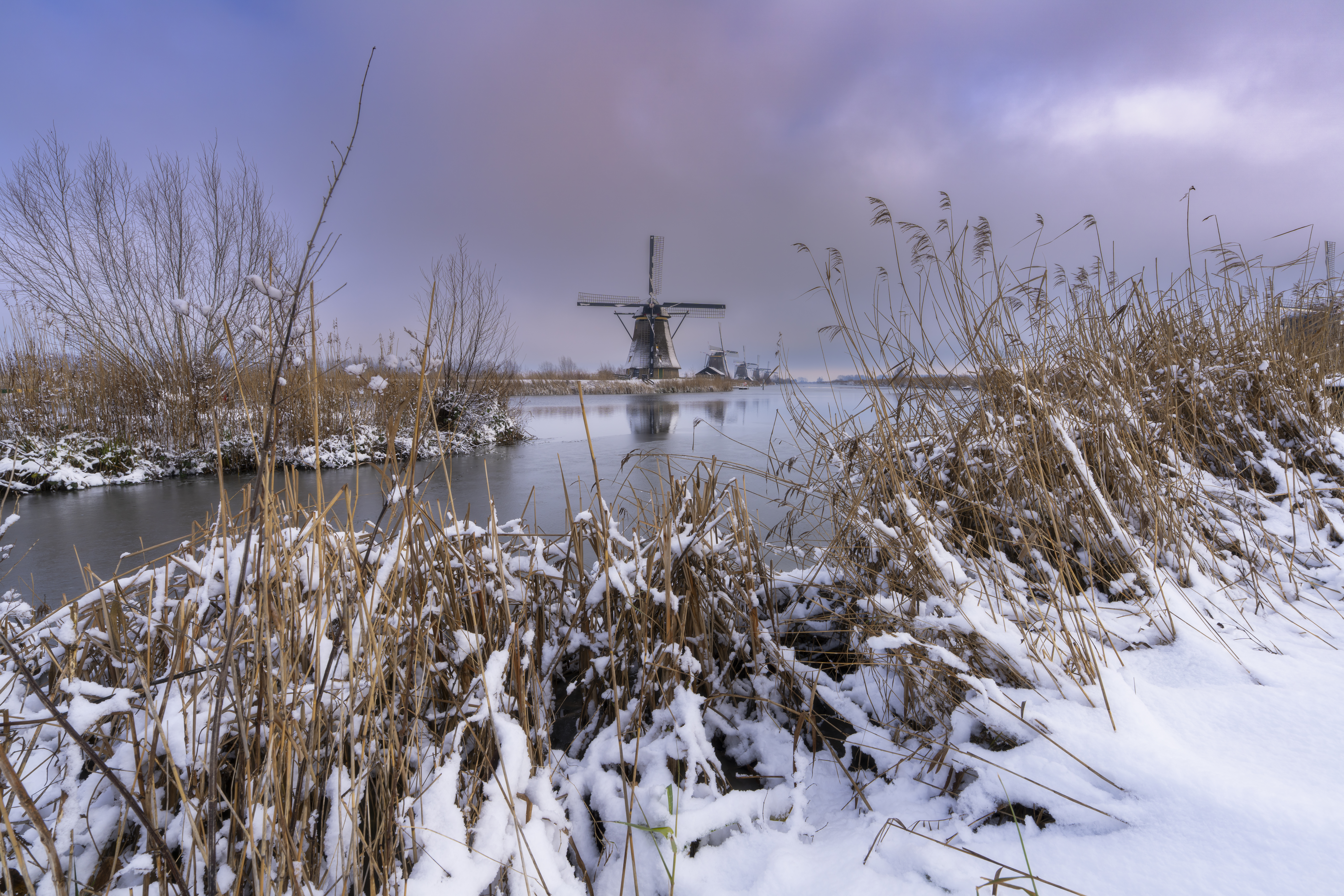 Een mooie middag op UNESCO Werelderfgoed de Kinderdijkse Molens te Kinderdijk (Zuid-Holland, Nederland). Na een fikse sneeuwbui trok de lucht open en kregen we blauwe lucht en zon. Dan ziet er alles toch vriendelijker eruit.