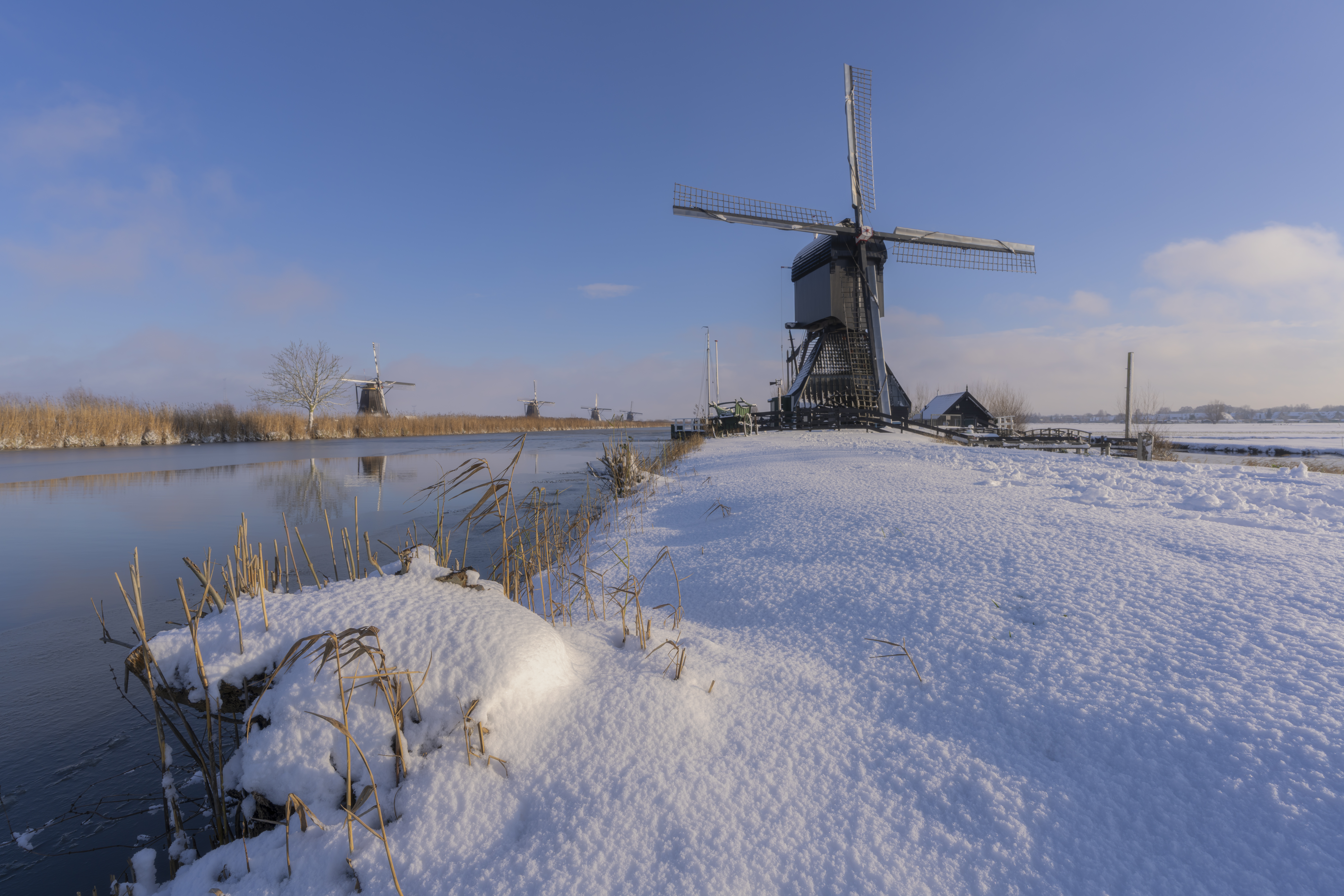 Een mooie middag op UNESCO Werelderfgoed de Kinderdijkse Molens te Kinderdijk (Zuid-Holland, Nederland). Na een fikse sneeuwbui trok de lucht open en kregen we blauwe lucht en zon. Dan ziet er alles toch vriendelijker eruit.