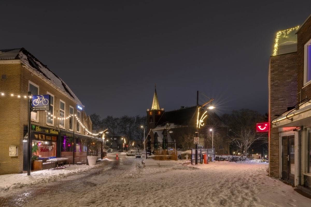 Een foto van mijn woonplaats Sliedrecht, gemaakt na enkele dagen flinke sneeuwval. Door de verlichting is de sfeer erg leuk. In het midden de Grote Kerk van Sliedrecht.