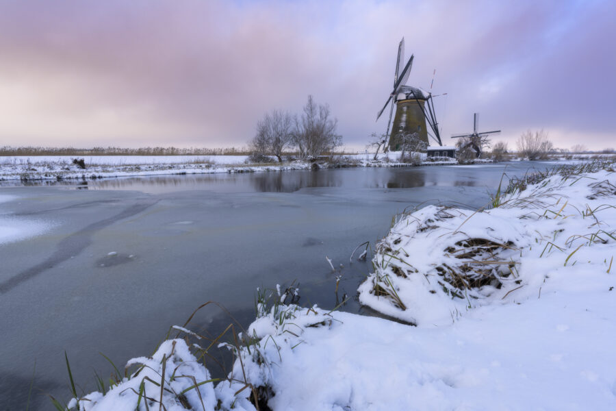 Een mooie middag op UNESCO Werelderfgoed de Kinderdijkse Molens te Kinderdijk (Zuid-Holland, Nederland). Na een fikse sneeuwbui trok de lucht open en kregen we blauwe lucht en zon. Dan ziet er alles toch vriendelijker eruit.