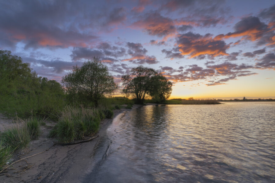Een mooie zonsondergang bij Woudrichem (Noord-Brabant, Nederland). De zon is hier net onder gegaan; de lucht kleurde nog mooi na! Een heerlijke, rustige plek om tot rust te komen.