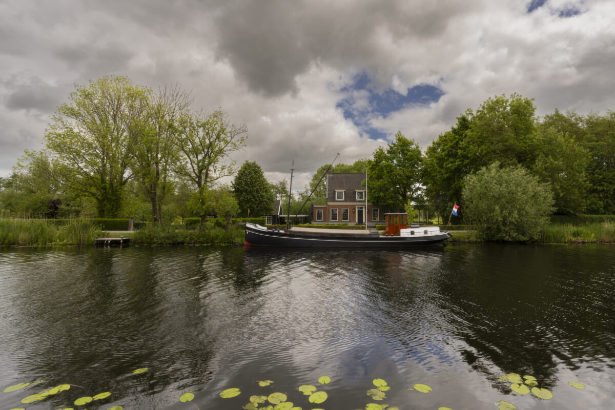 Al verschillende keren ben ik deze plek voorbij gereden, maar ditmaal wilde ik dit tafereel toch vastleggen. Een mooi schip in een lentelandschap. De lucht brak nog even open, zodat wat blauwe lucht te zien is. Gefotografeerd bij Groot-Ammers (Zuid-Holland, Nederland)