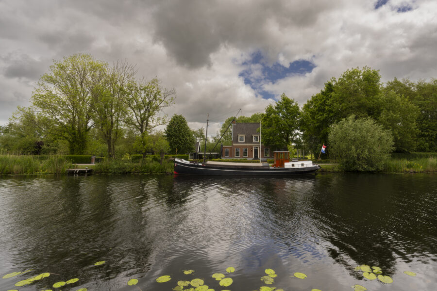 Al verschillende keren ben ik deze plek voorbij gereden, maar ditmaal wilde ik dit tafereel toch vastleggen. Een mooi schip in een lentelandschap. De lucht brak nog even open, zodat wat blauwe lucht te zien is. Gefotografeerd bij Groot-Ammers (Zuid-Holland, Nederland)