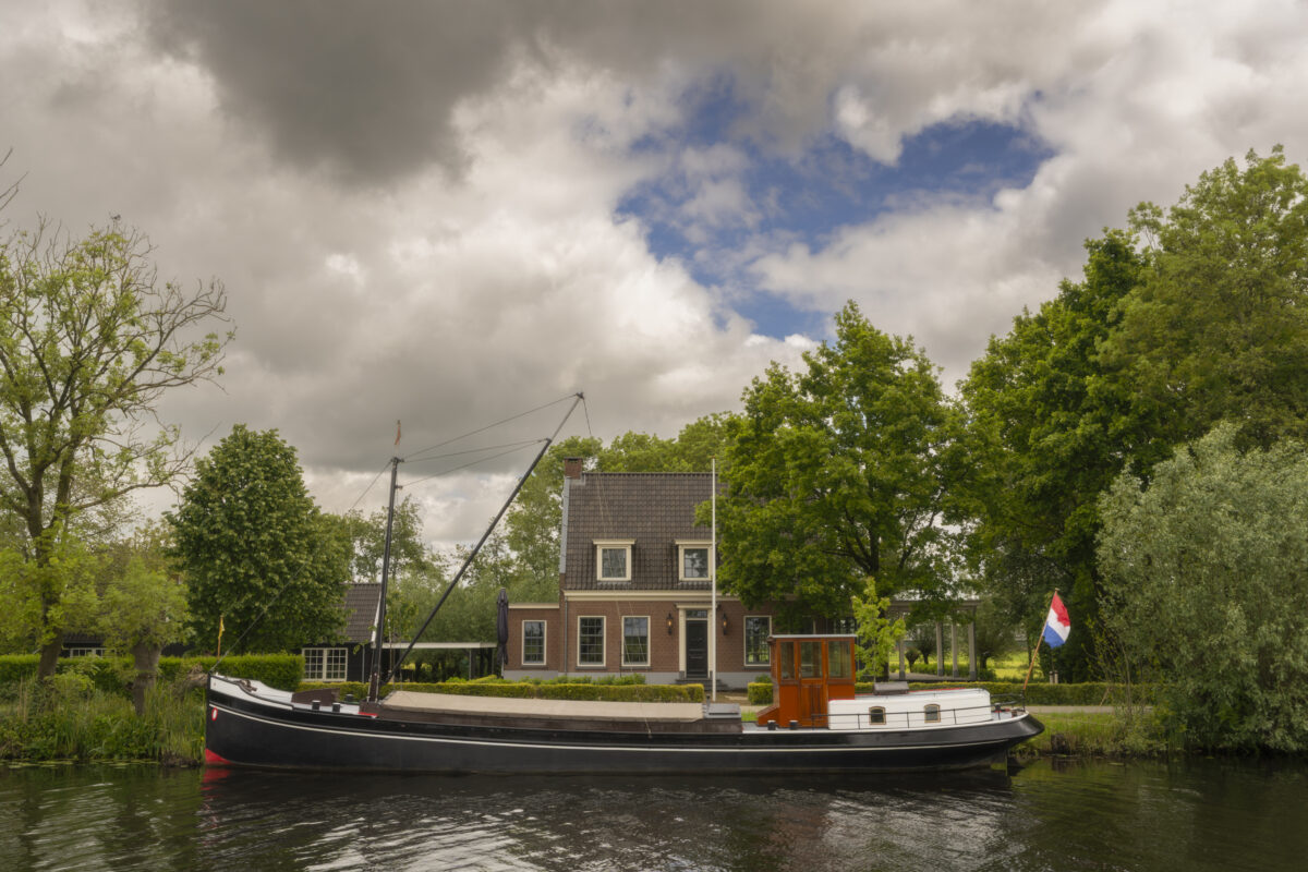Al verschillende keren ben ik deze plek voorbij gereden, maar ditmaal wilde ik dit tafereel toch vastleggen. Een mooi schip in een lentelandschap. De lucht brak nog even open, zodat wat blauwe lucht te zien is. Gefotografeerd bij Groot-Ammers (Zuid-Holland, Nederland)