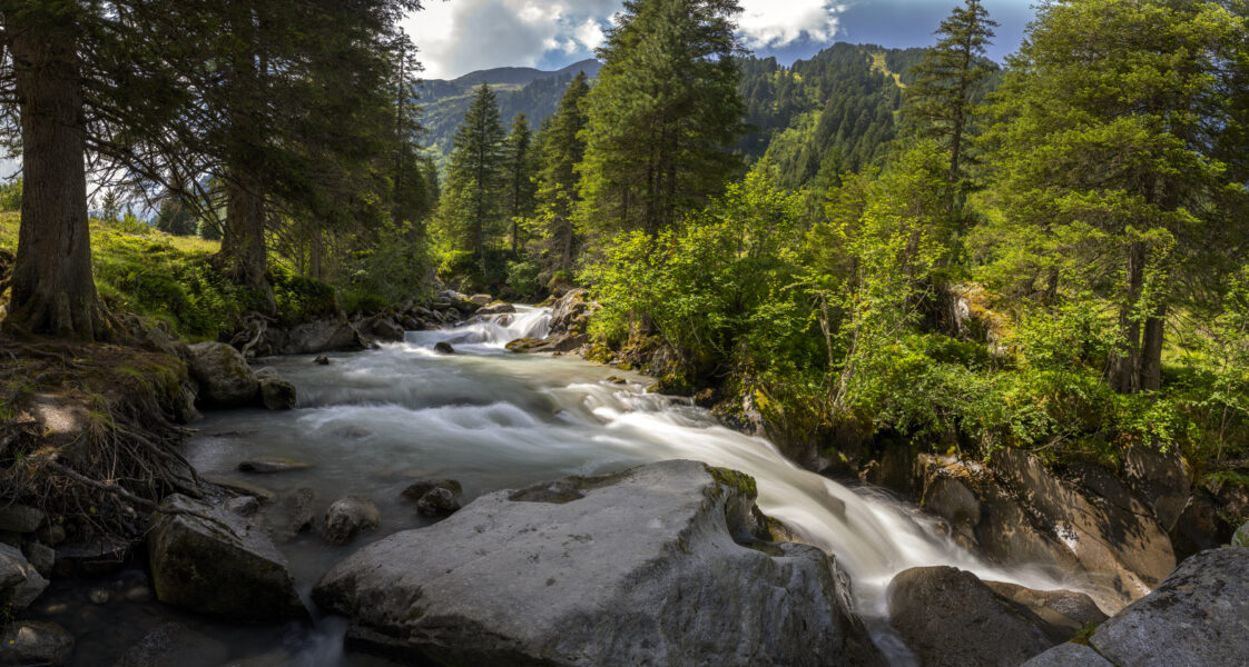 en foto tijdens onze vakantie in Oostenrijk. Dit is een deel van de Leitenkammerklamm in Wildgerlostal. Een mooie plek voor een panoramafoto. Het water bleef maar stromen, totdat het uiteindelijk in een bergmeer verdwijnt...