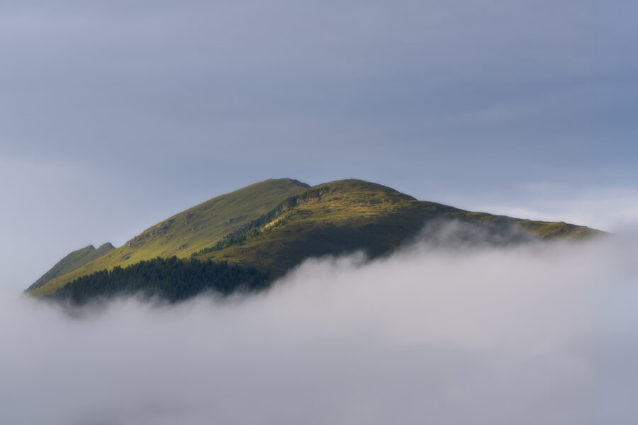 Een heerlijk moment om te fotograferen als het dal voor je volstroomt met mistflarden, zodat het de berg bijna bedekt; alleen het bovenste puntje steekt boven de mist uit. En wat is het dan genieten als ook de zon erbij komt en de top van de berg mooi verlicht. Het geeft een bijna surrealistische foto.. Het toppunt van werkelijk genieten.