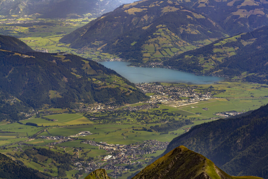 ijdens ons bezoek aan 'Top of Salzburg' hadden we mooi uitzicht op Kaprun en Zell am See, 3km onder ons. Schitterend om te zien hoe het dal verlicht werd door de zon, hoe de orpen verspreid in het dal lagen en het meer bij Zell am See in de verte de aandacht trok door zijn kleur! Schitterend om dit zo te zien en mee te maken!