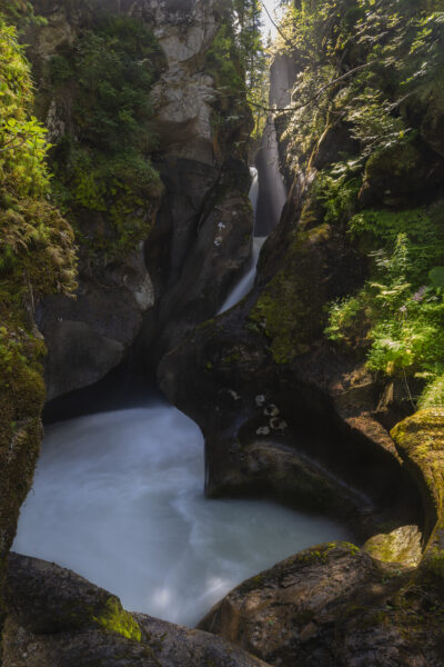Een schitterende klamm achter de Speicher Durlassboden nabij Kònigsleiten (Zillertal, Oostenrijk). Het water stroomde met kracht naar beneden tussen de mooi gevormde rotsen. Het zonlicht gaf een fraai geheel aan de omgeving. Een heerlijke plek voor landschapsfotografie.
