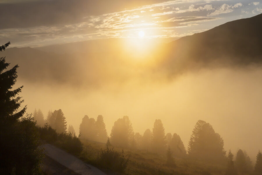Een mistige zonsondergang boven het Zillertal in Oostenrijk. Enorme mistvlagen stroomden het dal in, terwijl boven de bergen de zon onderging. Een gouden gloed was het gevolg. Een magisch moment, zo gefotografeerd vanaf ons vakantieadres.