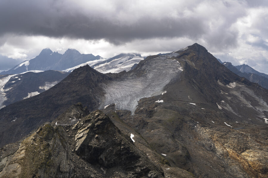 Tijdens de vakantie stonden we op 3029m hoogte, de zogenaamde Top of Salzburg. Schitterend om te zien dat je 'op het dak van de wereld' staat en over de bergtoppen heenkijkt. Daar word je stil van; de macht van de Schepper!