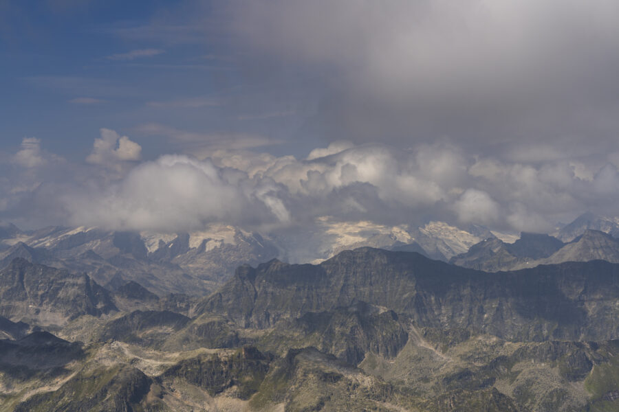 Tijdens de vakantie stonden we op 3029m hoogte, de zogenaamde Top of Salzburg. Schitterend om te zien dat je 'op het dak van de wereld' staat en over de bergtoppen heenkijkt. Daar word je stil van; de macht van de Schepper!